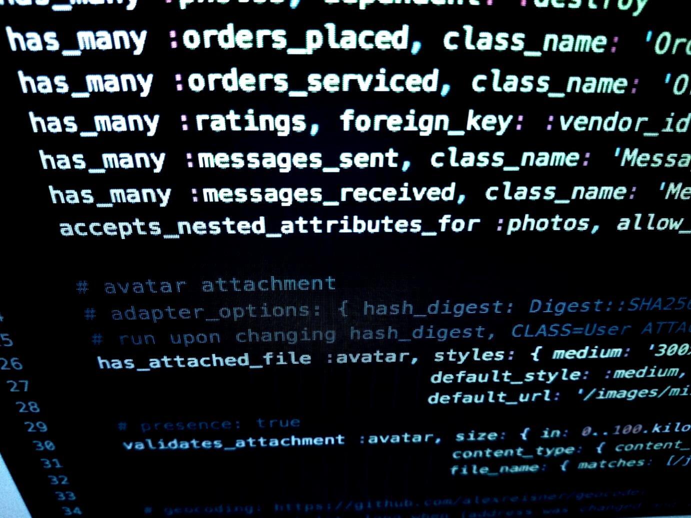 Salle de formation avec ordinateurs et écrans de code