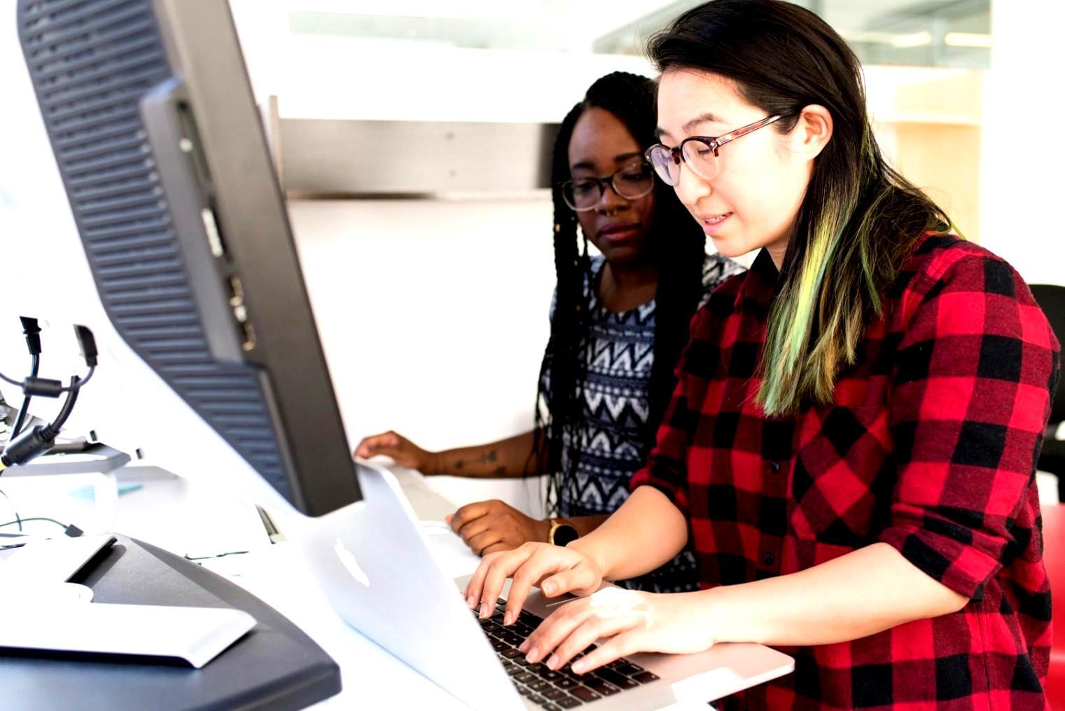 Espace de travail avec écran montrant du code HTML et CSS
