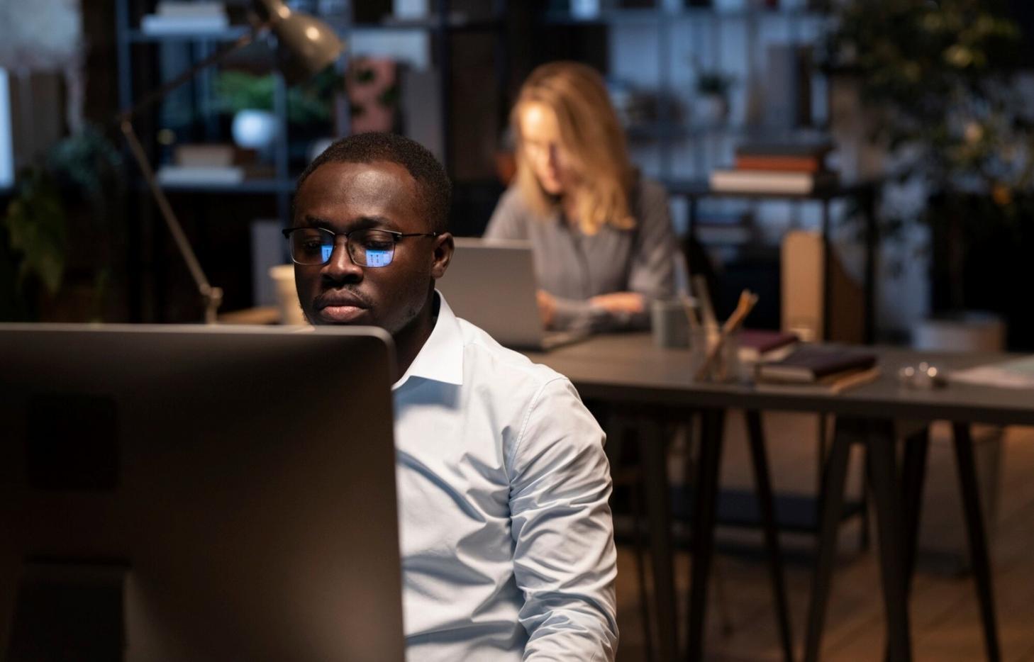 Environnement de travail design web avec écran et outils